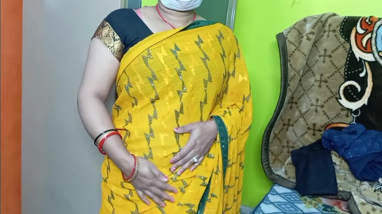 Manjushukla: 黄色いサリーを着た美しいバービ