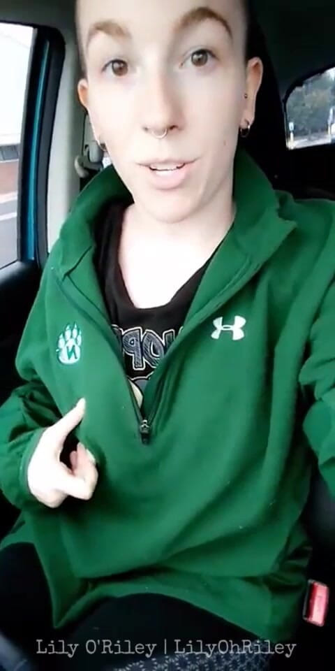 Lily O'Riley: Rothaarige hottie strippt nach dem training und kommt über das waschbecken