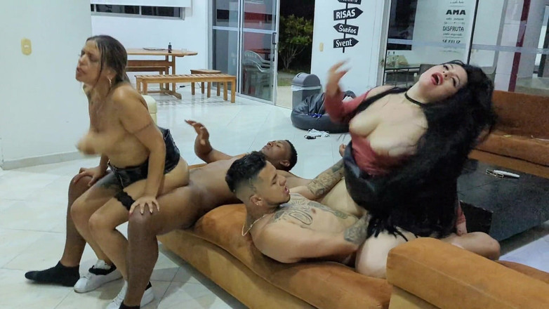 Anotonella-jones: Antonella Et Mara Rendent Visite À Deux Gangsters Dans Leur Luxueuse...