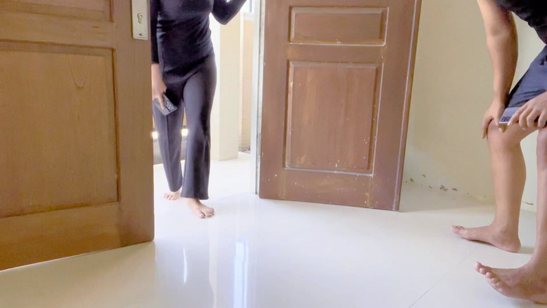 Nadalyne: 이웃의 집을 방문하는 것은 심지어 문을 두드리고있다