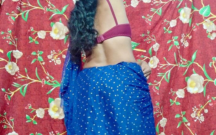 Suryasushma: Une bhabhi indienne sexy en sari bleu montre ses seins...