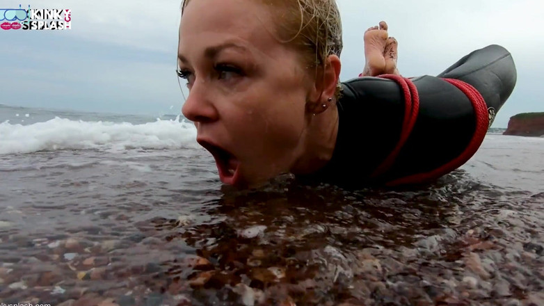 UKCuteGirl Lucy Lauren: Wykręcony w skafandra - wyzwanie ucieczki liny na plaży