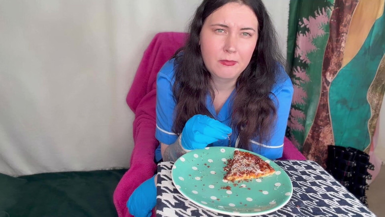 MissFFW: 長い一日の後に食べている看護師