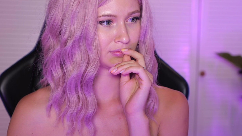 Stella Cardo: Rất tiếc... Tôi vừa lấy cắp sự chú ý của anh à?