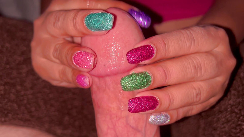 Latina mala: स्पार्कल नाखून डैडी के लंड के साथ खेल रहे हैं