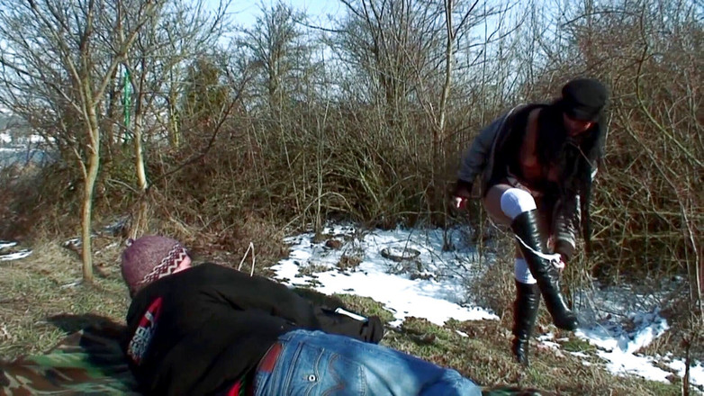 German amateur - 100% German hardcore videos: Esmer orta yaşlı seksi kadın otobanın yanında sikişiyor