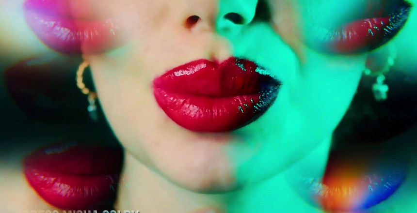 Goddess Misha Goldy: 你真的太容易了。我喜欢用我漂亮的红唇控制你的钱包。