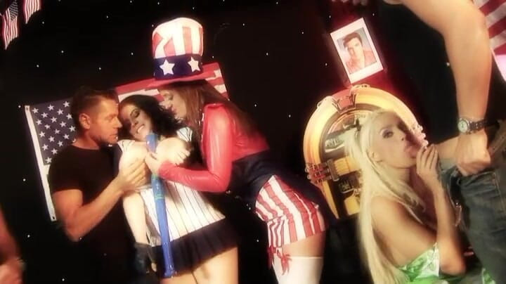 Darkko: Vollbusige amerikanische teenager gehen wild in der orgie