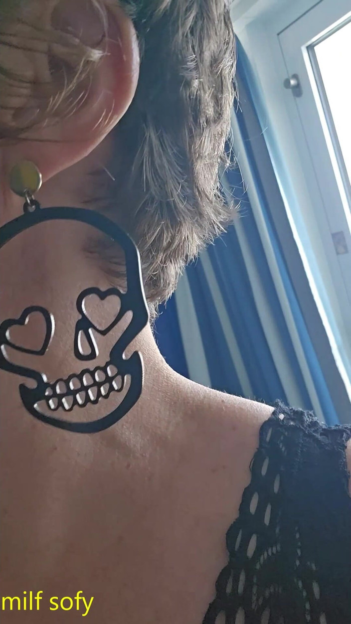 Sofy13: milf(चोदने लायक मम्मी) Defis नाव पर चुदाई कर रही है