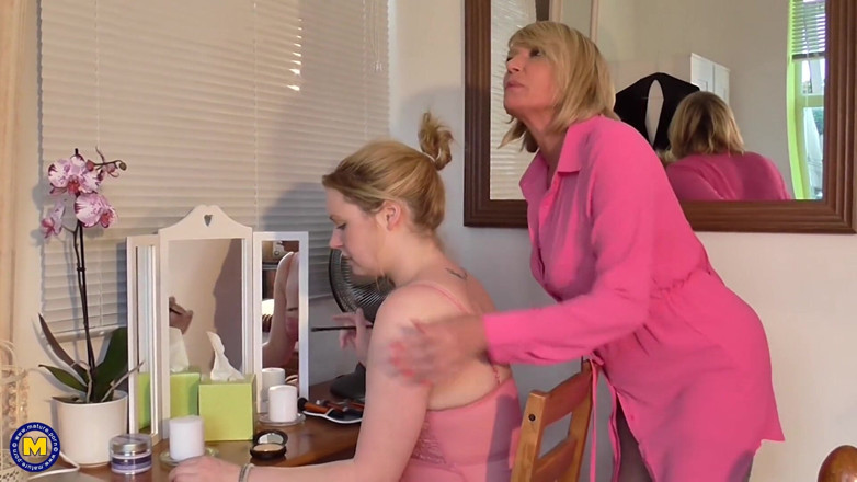 Mature NL: Blonde mature is getting her pussy licked and fingered