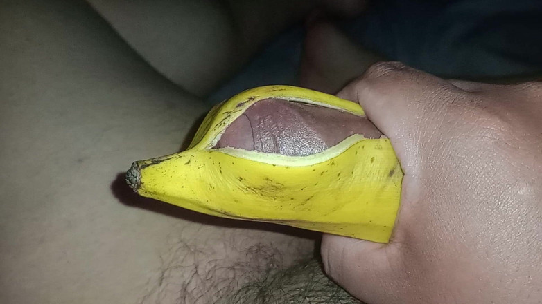 DERECK LUU: Aku lagi asik muasin memekku pakai pisang