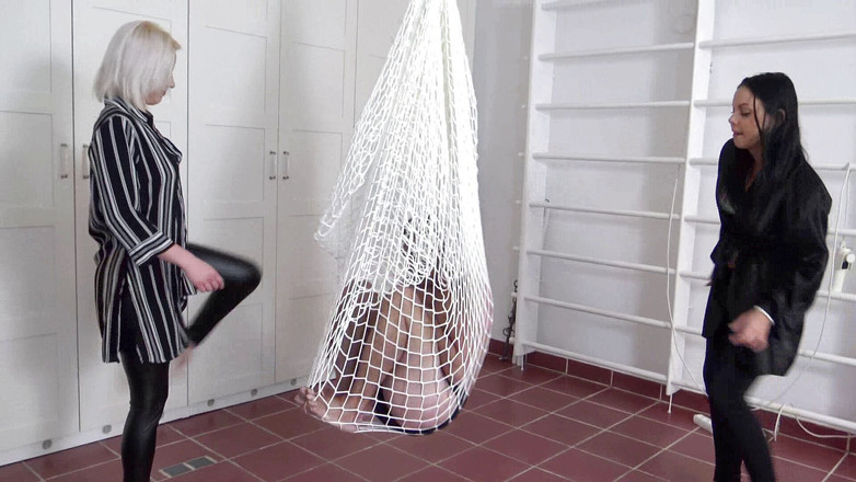 Femdom Austria: Sparkar leksak för sadodamerna!