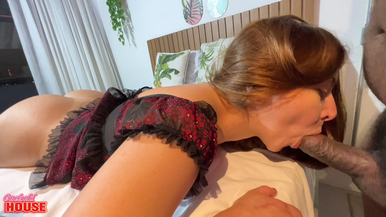 CuckoldHouse: 彼氏の友達の黒いチンポでお尻のひだを破裂させる天然の赤毛