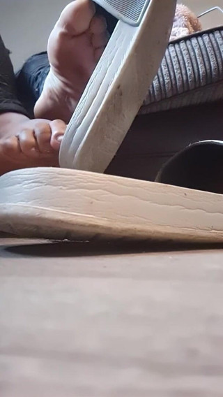 Simp to my ebony feet: Schiacciamento di sandali gigantesca