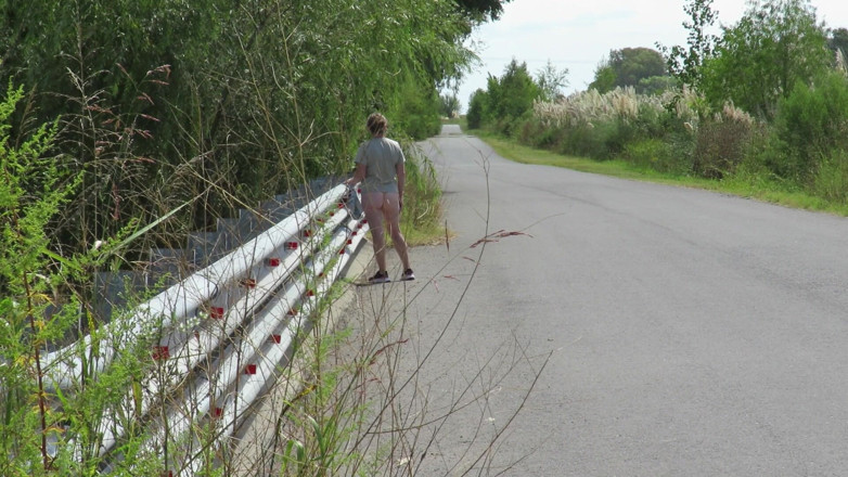Milfcamsex: Patricia op de brug over de weg
