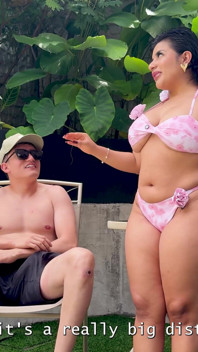 Awek jalang yang bengkung tidak setia kepada teman lelakinya dengan orang asing dengan zakar besar di halaman resort