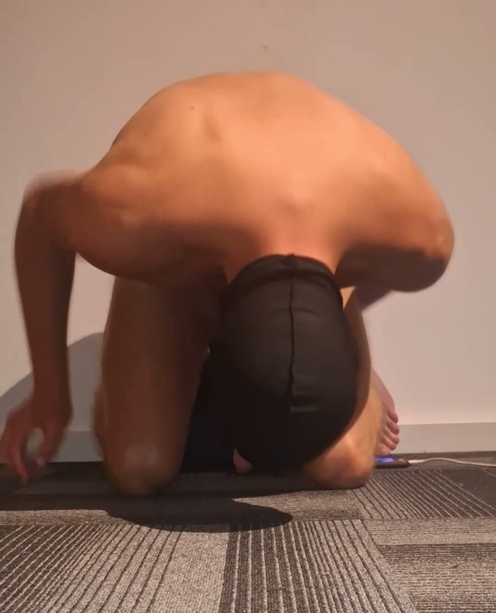NoFace Twink X: Jogo anal! Twink adora colocar brinquedo na bunda