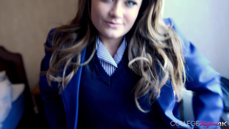 College Uniform: Footloose menampilkan Jess Impiazzi