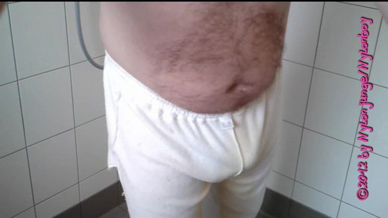 Carmen_Nylonjunge: 01 - 穿着白色运动裤撒尿