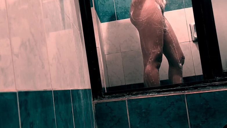 Grentie: Feeling horny in the shower