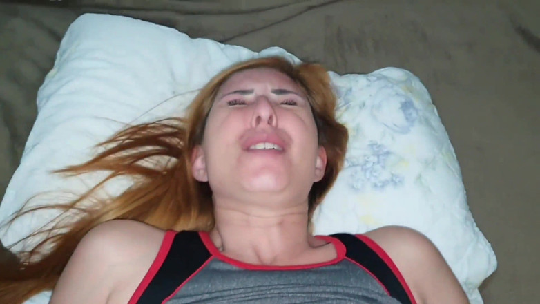 Casal Amador: Щетки и игра на двери киски рыжей всегда заканчиваются отличными оргазмами от этой маленькой шлюшки