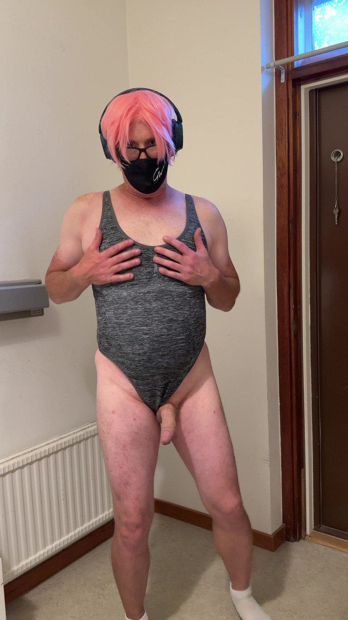 Julia Trans: 아빠를 위해 엉덩이, 공, 자위하고 사정하는 Trany