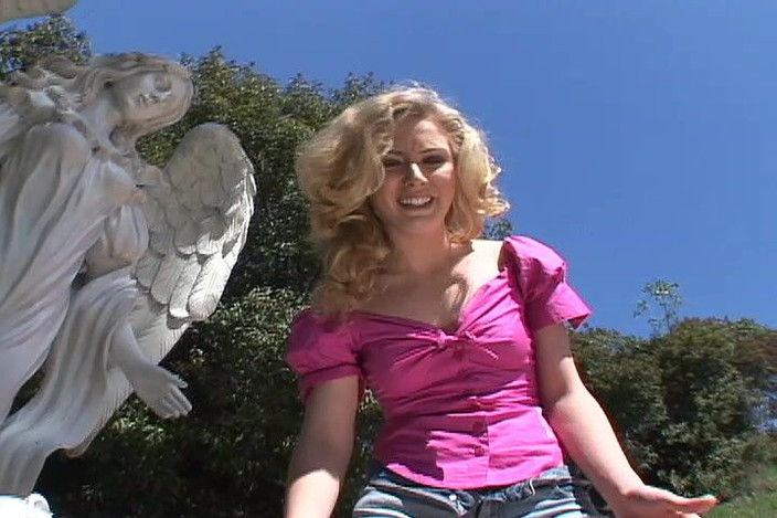 Perfect Porno: Une jolie blonde se fait baiser profondément