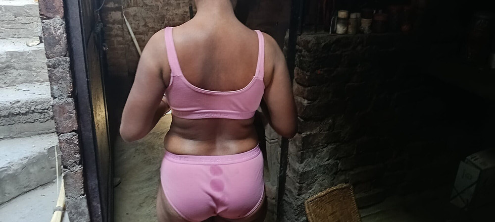 Village bhabhi sex: Shivani Bhabhi, você está pressionando seus peitos grandes e também...