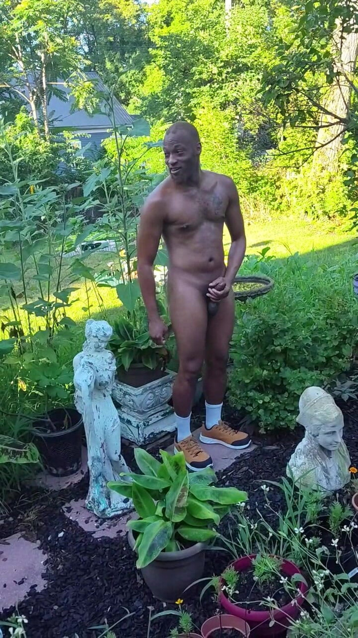 Kennie Jai: Kennie Jai melancap di Airbnb