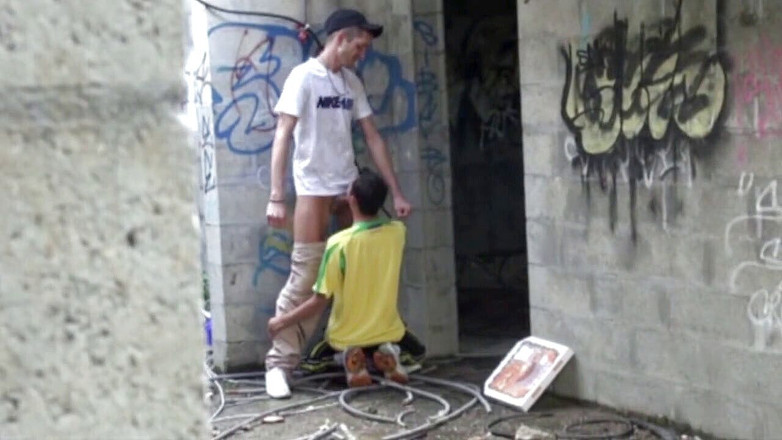 Gaybareback: Fotbalisté kouří jeho partnerku na místě