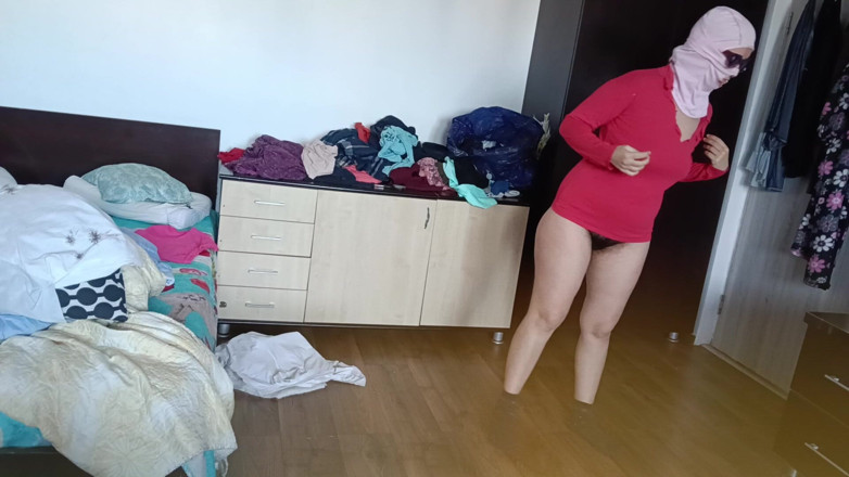 Mirsur: Cô vợ nghiệp dư vui vẻ thử quần áo và cắt...