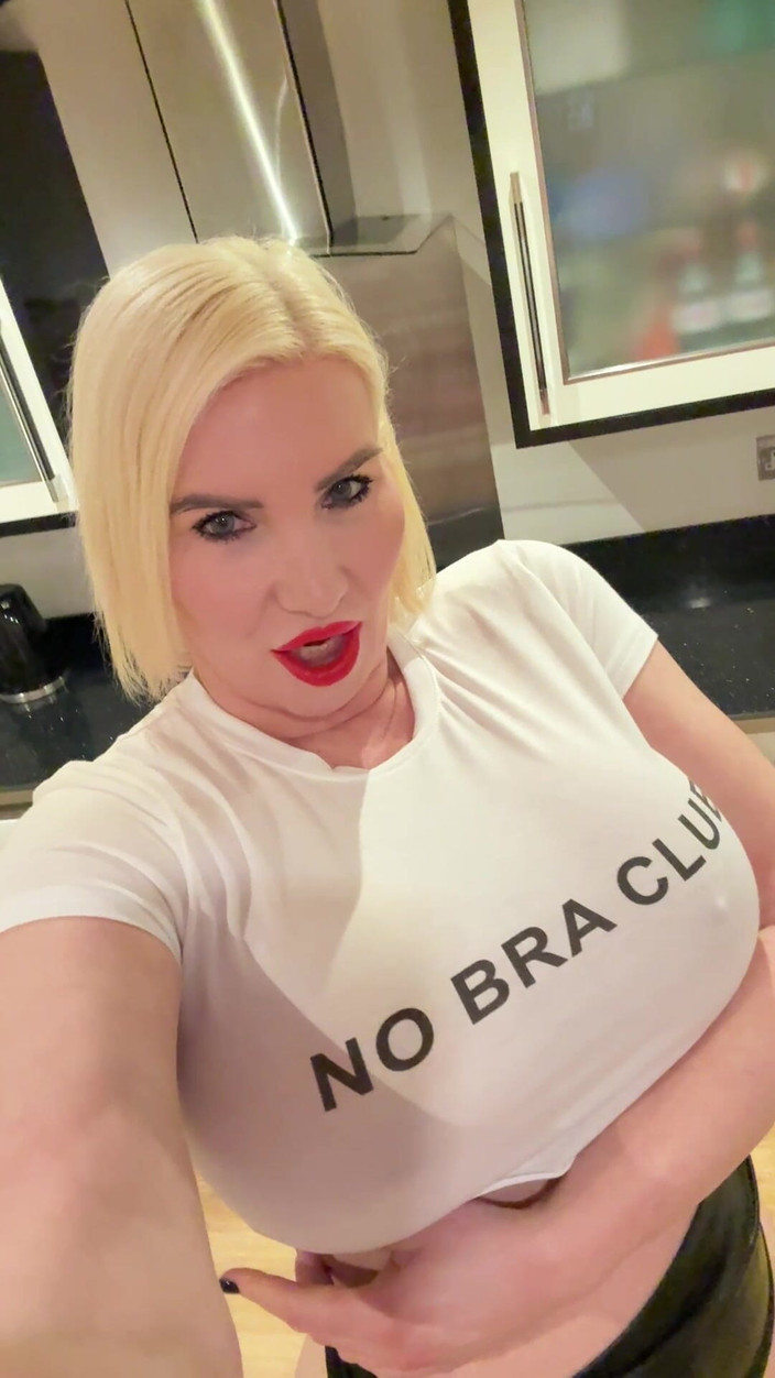 Sophie James: Club senza reggiseno club no mutandine