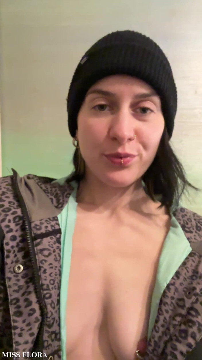 Miss Flora: Boarder-mädchen striptease