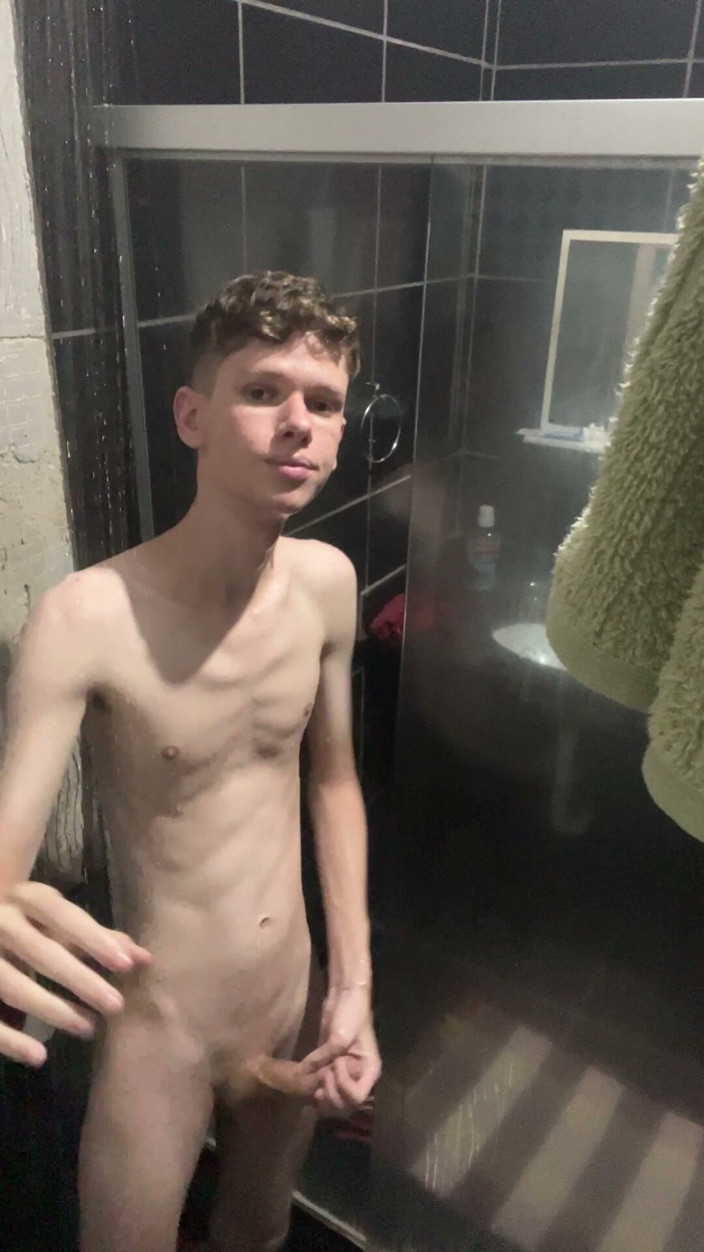Kedoimath: Twink slabă care face un duș și își expune întregul corp gol