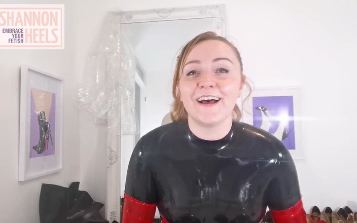 Shannon Huxley: Latex-schlampe in stiefeln fickt ihre fleischlöcher mit einem handschuh - Shannon...