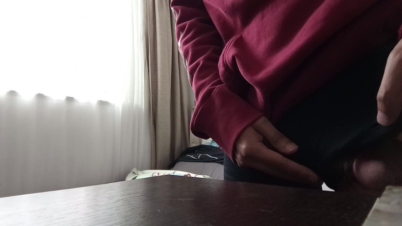 Un Loquito Mas: Mă ud în timp ce îmi frec pula pe birou