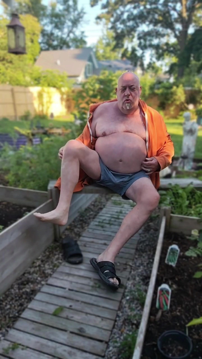 beardaddychub: Enjoying My Backyard - Naked!