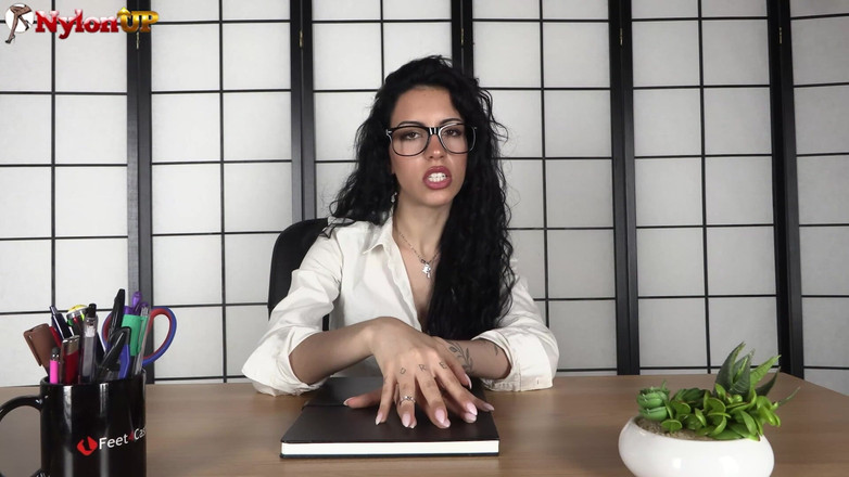 FootFetish Girls With Sex Toys and Nylons: Kıvırcık saçlı bayan patron azgın sekreterini şehvetli bir ayak ibadeti ile...