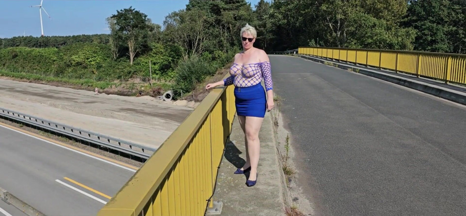 UserBitch1: Showing off My Boobs on the Bridge
