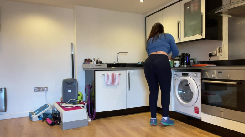 Sophie James: Urmărind-o pe mama vitregă disperată care se pișă pe pizda...