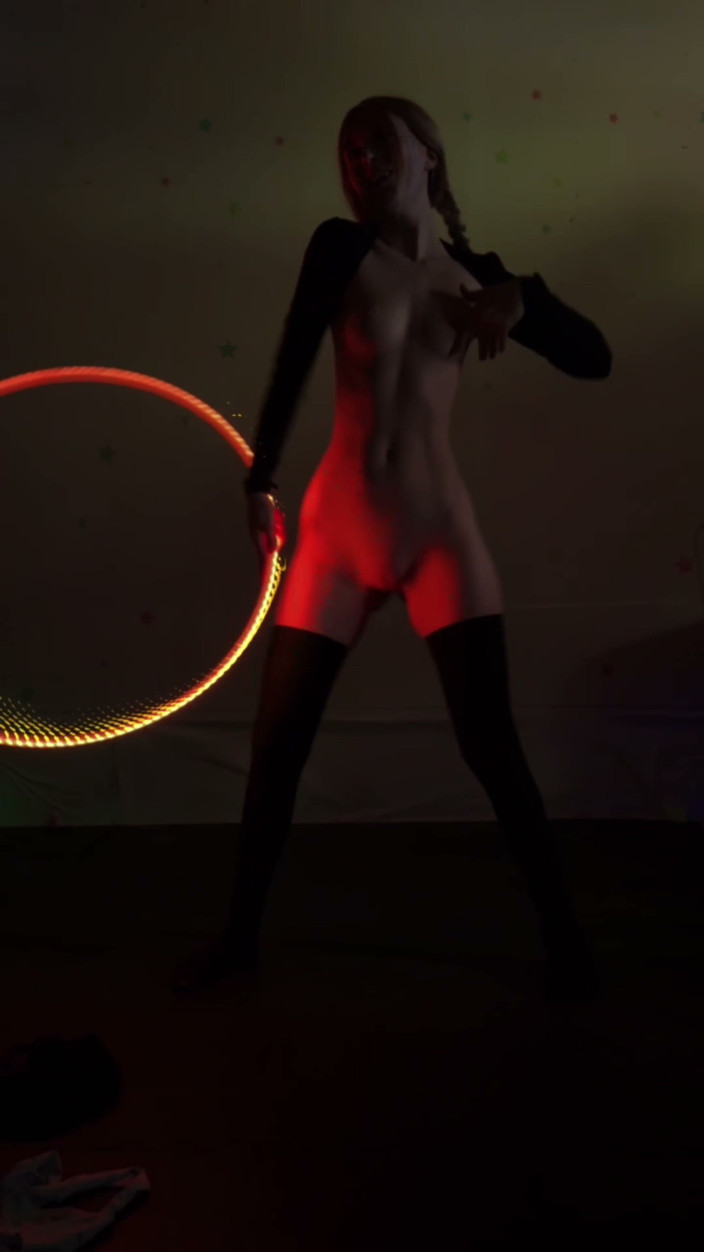 Destination Kat: Hula-hoop striptease