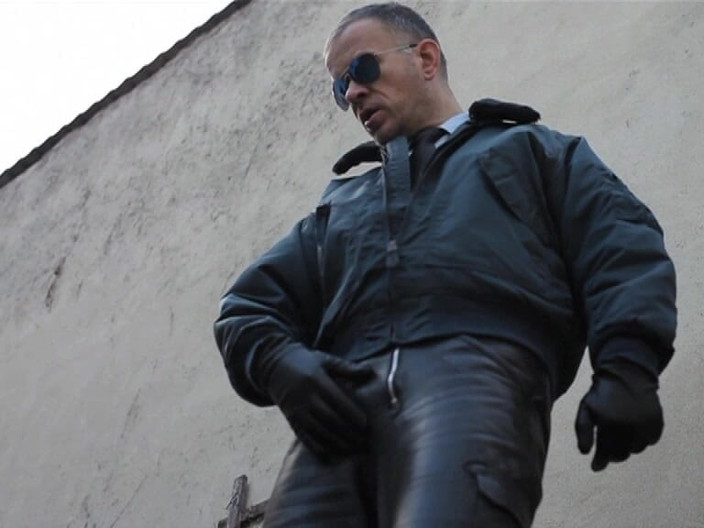 GERMANE_XL: 皮衣警察 53 小便 Xl