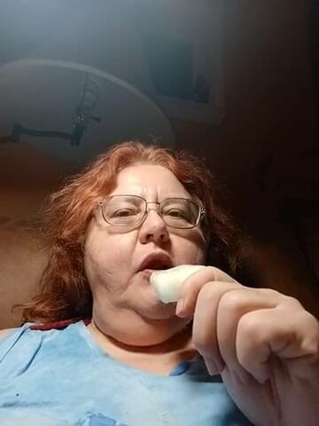 BBW nurse Vicki adventures with friends: Lízání nanuku z ledové linie