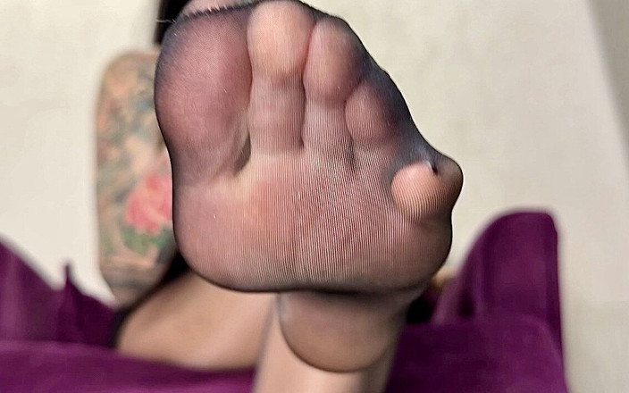 Julia domaina: काली पेंटीहोज पर, लंबी पैर की पैर और तलवों के साथ होस्ड पैर