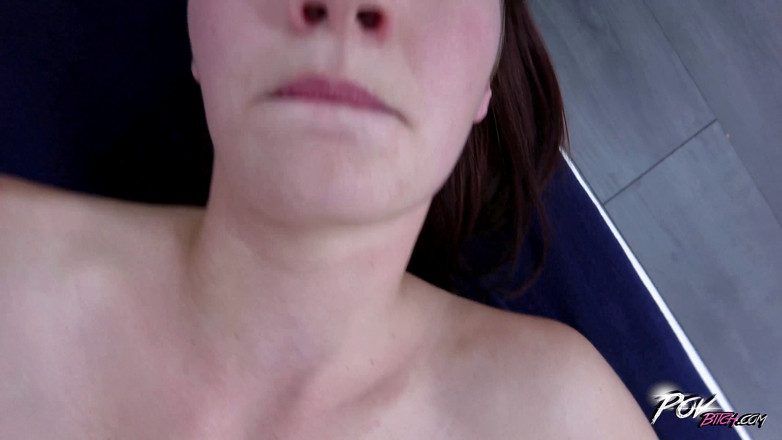 POV Bitch: 纹身的黑发女郎在 pov 中被内射