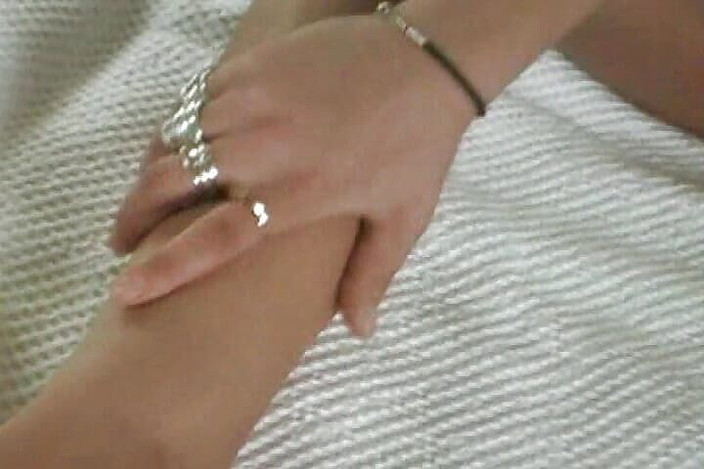 Filles Francaises: Темноволосая французская крошка заполняет дилдо в ее влажные дырки