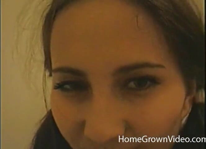 Homegrown Solo Babe: Sexy amateurin fingert sich selbst