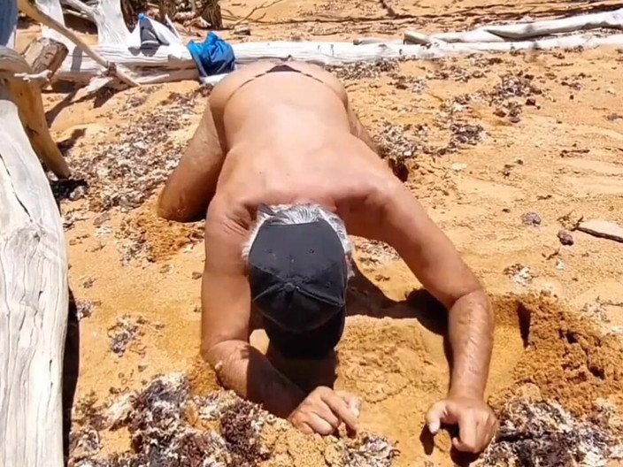 Ladysilvas: Ladysilva穿着性感内裤在海滩上炫耀她的热辣屁股