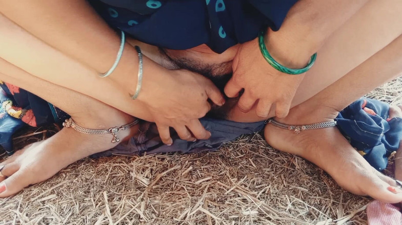 Treblsex: Savita Bhabhi w polu