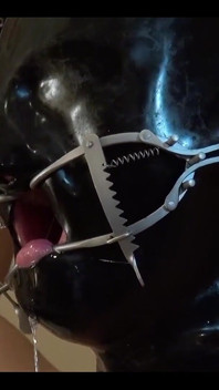 Zwei voll gummiisierte Gummipuppen auf Latexblechen mit Gasmaske und Flüssigkeitsbehälter
